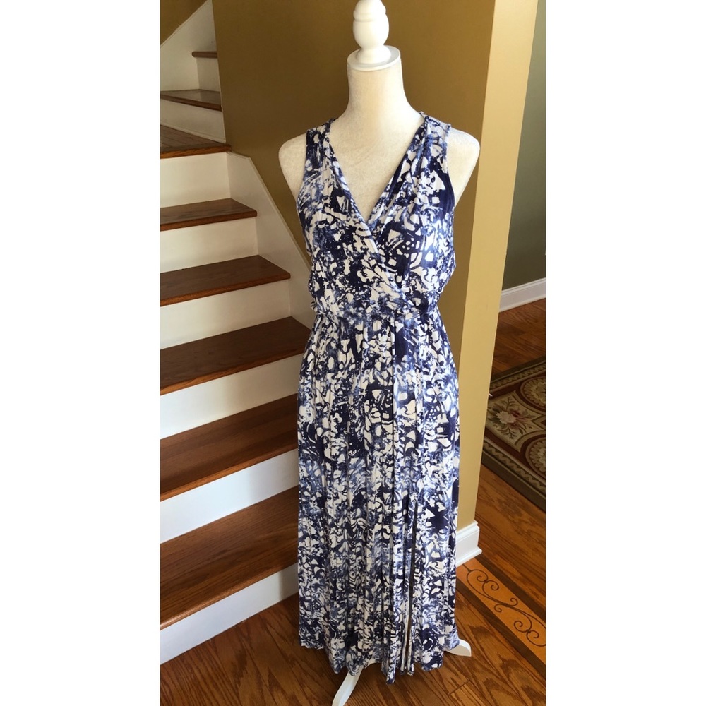 Maxi dress with pockets. Size small.